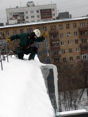 Очистка кровель от снега. Уборка снега и сосулек с крыш.