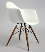 Красивый и удобный дизайнерский стул с подлокотниками со скидкой 30%.