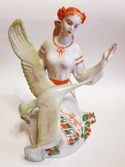 Фарфоровая статуэтка Девушка с аистом. Выбрать оригинальные подарки.