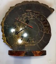 Часы из оригинальной окаменелой раковины.Высота 35 см.Антиквариат