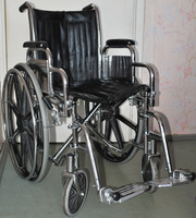 Инвалидное кресло и ходунки.